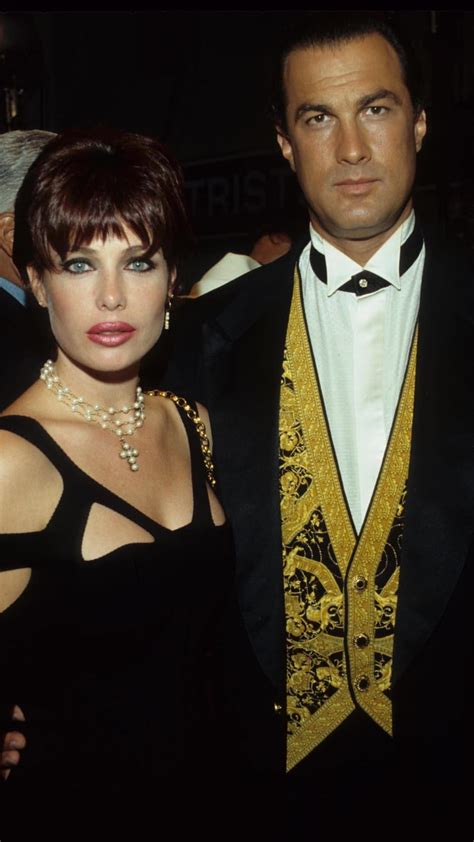 Steven Seagal and Kelly LeBrock Share Three。